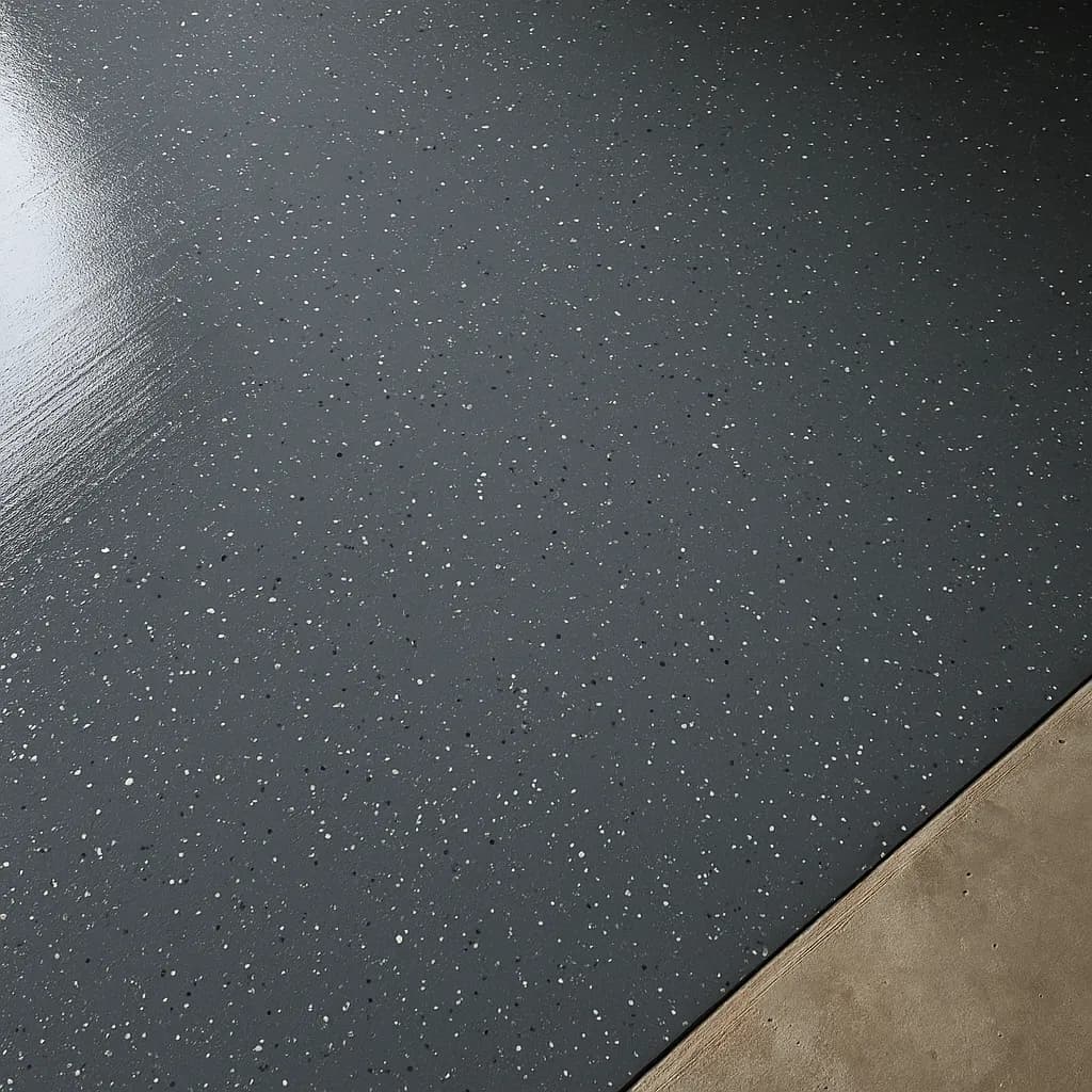 Antraciet epoxyvloer in Belgische garage met subtiel chip-flake patroon